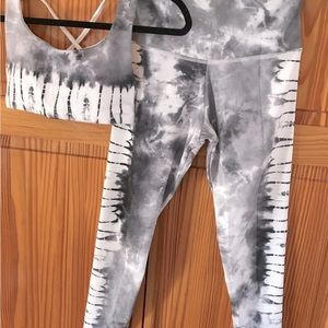 Onzie Women’s light gray tie-dye Graphic Leggings and Bra Set.
